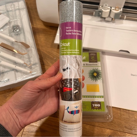 Cricut Explore Air with case, starter cutting set and more - Picture 4 of 16